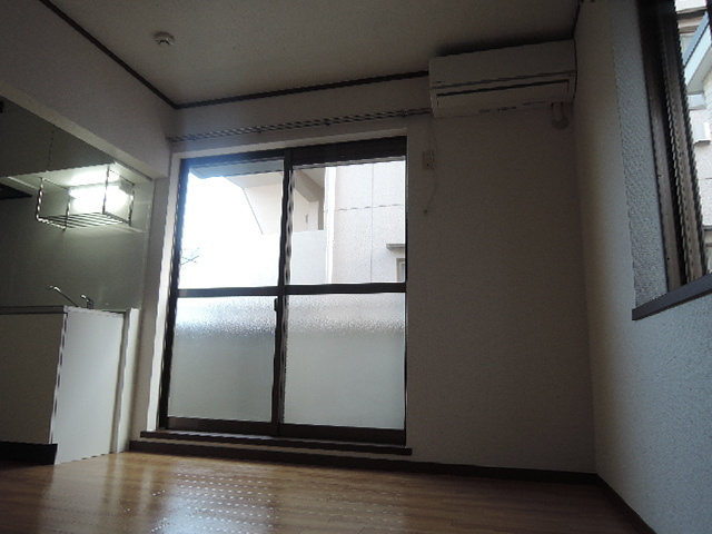 内田マンションの寝室|２Ｆ南西向き　シンプルで家具の配置がしやすい洋室５．５帖