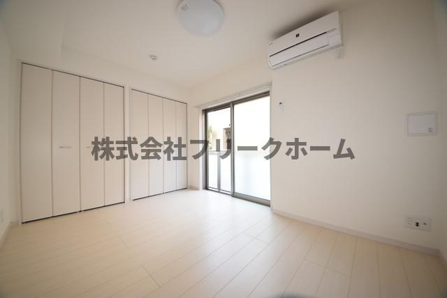 小金井市桜町１丁目のアパートの居間・リビング