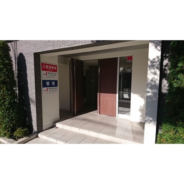 プラウドフラット河原町のエントランス