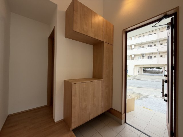 南城市佐敷津波古2303番（全3棟）A号棟の玄関|A号棟　十分な収納付き玄関♪