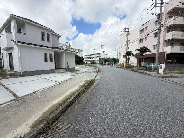 南城市佐敷津波古2303番（全3棟）A号棟の前面道路含む現地写真|※東側公道11.96m♪
