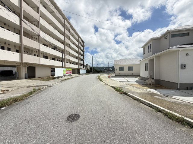 南城市佐敷津波古2303番（全3棟）A号棟の前面道路含む現地写真|※東側公道11.96m♪