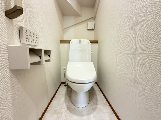 南城市佐敷津波古2303番（全3棟）A号棟のトイレ|A号棟　温水洗浄便座♪