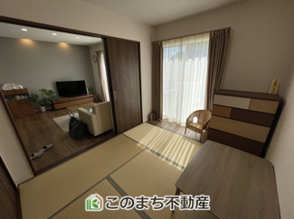 【洋室】 | 小山市雨ケ谷　中古戸建 | 畳の温もりと洋室の使いやすさが調和した空間☆リビング続きでごろんと寛げる心地よいお部屋です♪