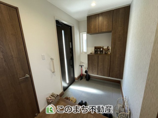 【玄関】 | 小山市雨ケ谷　中古戸建 | 落ち着いた木目調の建具がお出迎え♪カウンターにお気に入りの小物を飾ってインテリアも楽しめます。
