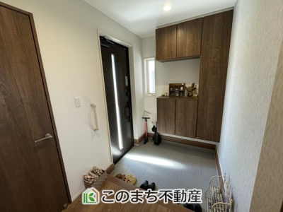 【玄関】 | 小山市雨ケ谷　中古戸建 | 落ち着いた木目調の建具がお出迎え♪カウンターにお気に入りの小物を飾ってインテリアも楽しめます。