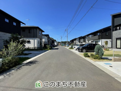 【前面道路含む現地写真】 | 小山市雨ケ谷　中古戸建 | きれいな街並み☆道幅が広く見通しも良いため、お車の運転や駐車もスムーズです♪