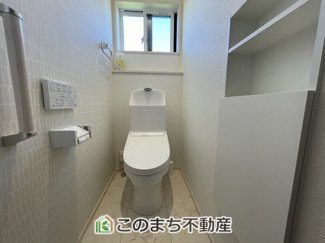 【トイレ】 | 小山市雨ケ谷　中古戸建 | 埋め込み収納で空間広々！掃除用品もサッと隠せて、キレイで心地よいトイレをキープできます♪（2階）