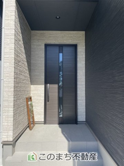 【玄関】 | 小山市雨ケ谷　中古戸建 | シックでモダンなデザインが印象的な玄関ポーチ☆屋根付きで雨の日のお出かけも快適です♪