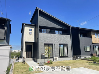 【外観】 | 小山市雨ケ谷　中古戸建 | スタイリッシュな片流れ屋根が映えるおしゃれな外観☆青空によく映える洗練されたデザインです♪
