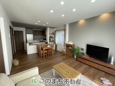 【居間・リビング】 | 小山市雨ケ谷　中古戸建 | 木の風合いを感じるナチュラルな空間♪グレーのアクセントクロスが引き立つおしゃれなLDKです♪