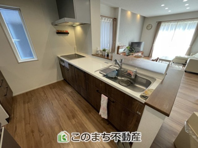 【キッチン】 | 小山市雨ケ谷　中古戸建 | キッチンから広がる明るいリビング！毎日の家事も快適にこなせる開放的な設計です♪