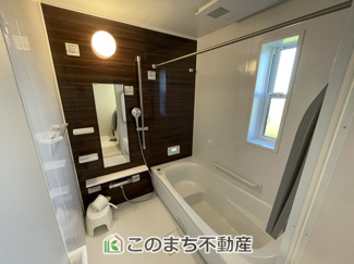 【浴室】 | 小山市雨ケ谷　中古戸建 | 明るい窓付きで換気もバッチリ！追い焚き機能も付いて、いつでも快適なバスタイムを♪