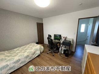 【寝室】 | 小山市雨ケ谷　中古戸建 | 落ち着いた雰囲気の8帖の寝室。一日の疲れを癒す、静かで快適なプライベート空間です。