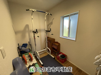 【収納】 | 小山市雨ケ谷　中古戸建 | 季節物や大きな荷物もスッキリ納まる3帖の納戸！窓付きで換気ができるのも嬉しいポイント♪