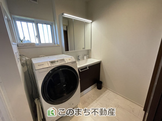 【洗面所】 | 小山市雨ケ谷　中古戸建 | ドラム式洗濯機を置いてもゆとりのある空間♪明るい小窓付きで換気がしやすいのも嬉しいポイントです。