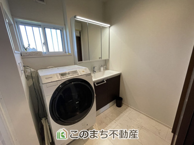 【洗面所】 | 小山市雨ケ谷　中古戸建 | ドラム式洗濯機を置いてもゆとりのある空間♪明るい小窓付きで換気がしやすいのも嬉しいポイントです。