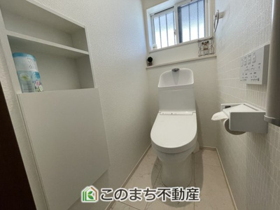 【トイレ】 | 小山市雨ケ谷　中古戸建 | 埋め込み収納で空間広々！掃除用品もサッと隠せて、キレイで心地よいトイレをキープできます♪（1階）