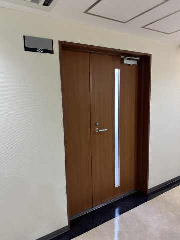 青山ビル本館4階の玄関