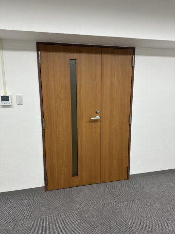 青山ビル本館4階のエントランス