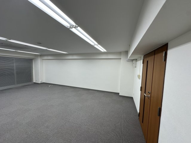 青山ビル本館4階の洋室