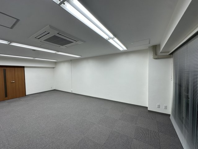 青山ビル本館4階の洋室