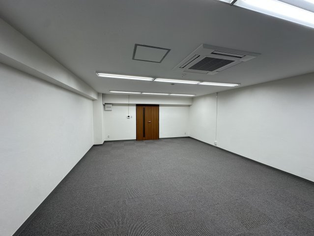 青山ビル本館4階の洋室