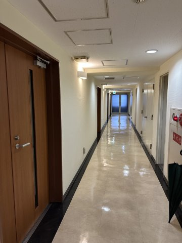 青山ビル本館4階のロビー