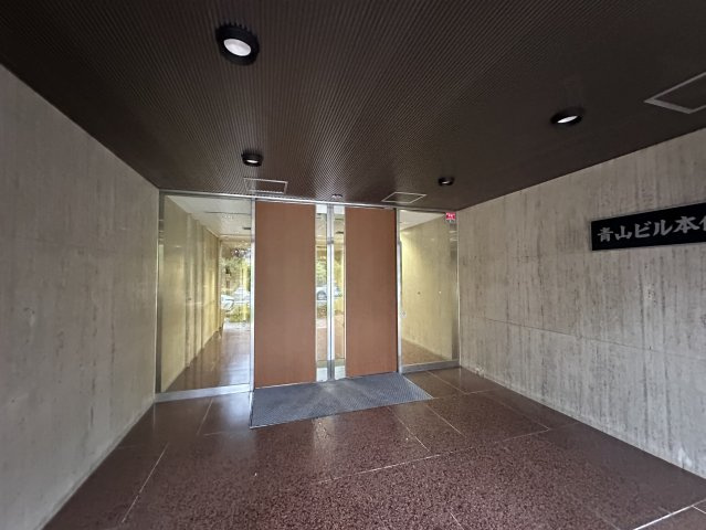 青山ビル本館4階のロビー