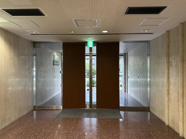 青山ビル本館4階のエントランス