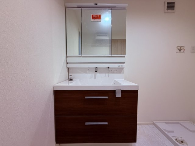【独立洗面台】 | 練馬区北町１丁目　新築戸建て | 三面鏡付きの洗面化粧台で、身支度もスムーズに行えます
