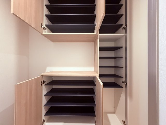 【収納】 | 練馬区北町１丁目　新築戸建て | 家族みんなの靴を整理できる、収納力に優れた玄関収納