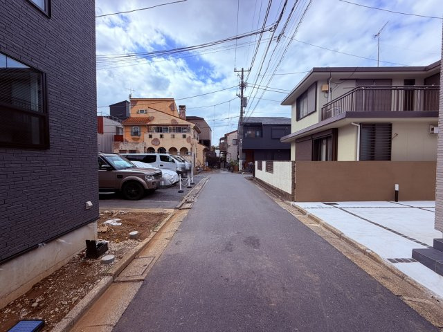 【前面道路含む現地写真】 | 練馬区北町１丁目　新築戸建て | 車の出入りもしやすい、すっきりとした前面道路が魅力