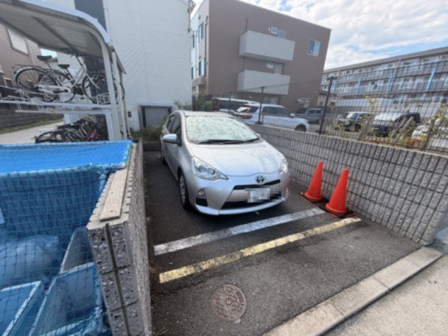 レオネクスト一津屋の駐車場