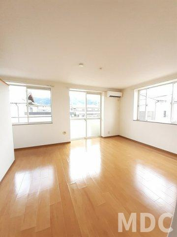 吉野川市鴨島町鴨島のアパートの居間・リビング