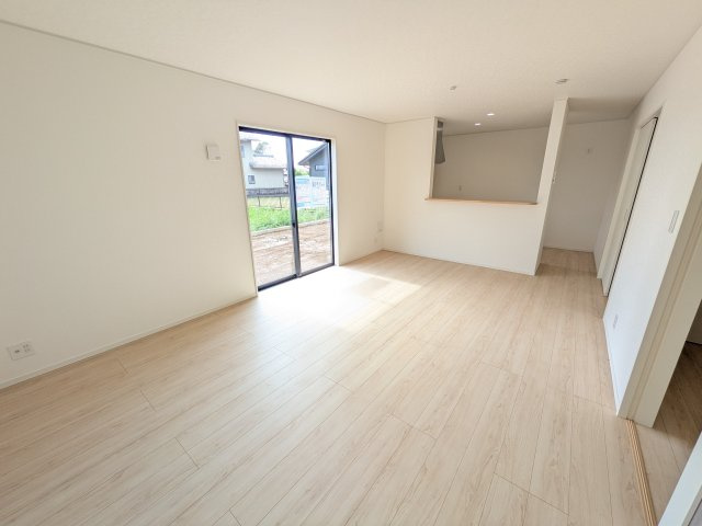 石岡市若松　第8　新築戸建　1号棟の居間・リビング|居心地の良いデザインと機能性を両立。ご友人を招いたり、趣味を楽しんだり、様々なシーンで活躍する団らんの中心地です。
