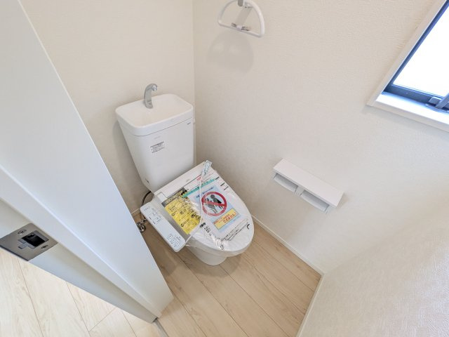 石岡市若松　第8　新築戸建　1号棟のトイレ|少ない水でもパワフルに洗浄する節水設計。清潔さと機能性を両立させた、毎日気持ち良く使えるトイレ空間です。