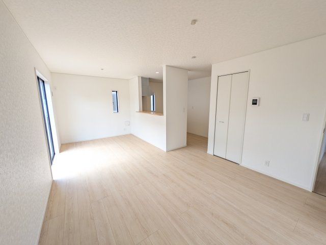 石岡市若松　第8　新築戸建　2号棟の居間・リビング|居心地の良いデザインと機能性を両立。ご友人を招いたり、趣味を楽しんだり、様々なシーンで活躍する団らんの中心地です。
