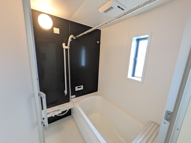 石岡市若松　第8　新築戸建　2号棟の浴室|1坪タイプのゆったりとしたバスルームは浴室暖房換気乾燥機付きで、どんな季節でも快適なバスタイムを満喫出来ます♪ 窓付きで明るく開放的なところも良いですね！