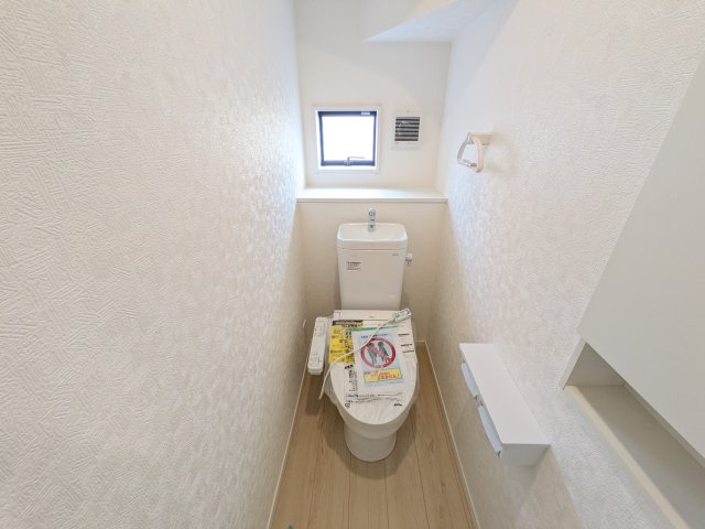 石岡市若松　第8　新築戸建　2号棟のトイレ|少ない水でもパワフルに洗浄する節水設計。清潔さと機能性を両立させた、毎日気持ち良く使えるトイレ空間です。