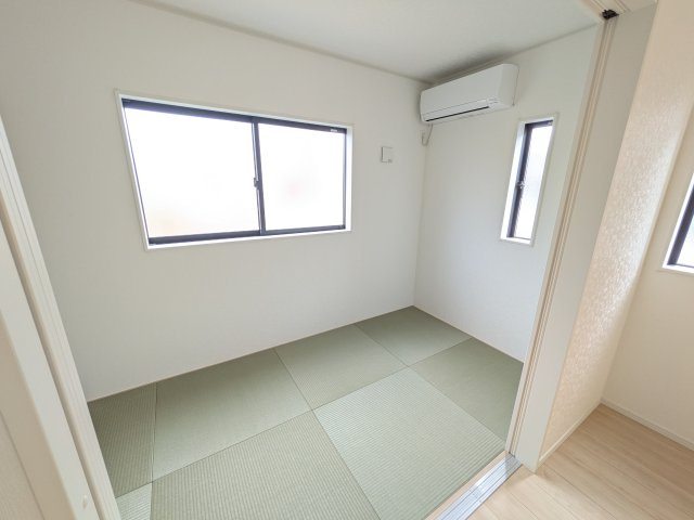 石岡市若松　第8　新築戸建　2号棟の和室|琉球畳の和室は陽当たりも良く、落ち着ける空間です♪
リビングとの続き間になっているので、お子様の遊ぶスペースやお昼寝などにも使えます！
押し入れもあり収納にも困りません♪