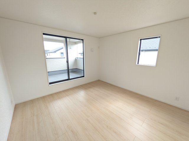 石岡市若松　第8　新築戸建　2号棟の洋室|バルコニーに面した明るい２面採光で、毎朝爽やかな光を感じられます。