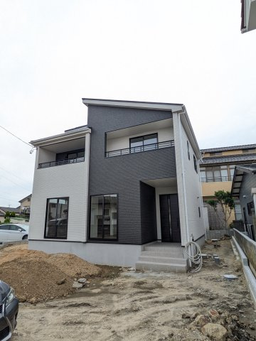 ◇小名浜大原　13期　全1棟　効率と利便性を意識した家事動線で過ごしやすい間取り♪新築建売住宅の前面道路含む現地写真|◆外観の写真です◆　
＼楽しみが広がる憧れのマイホーム (^^♪／
子供部屋や主寝室などお部屋の使い分けができ、ファミリー層が暮らしやすい4LDKです！

