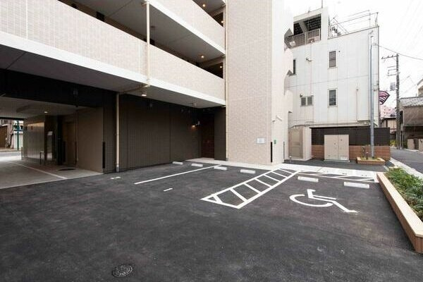 スプランディッド南千住の駐車場