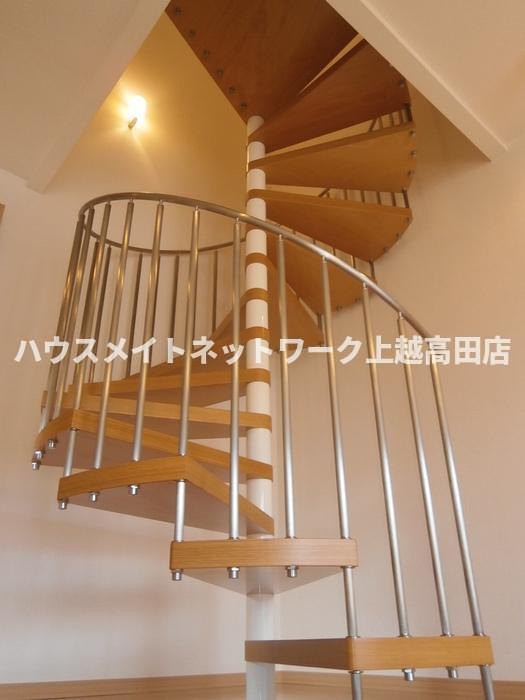 ロイヤルガーデン絆　Ａの設備|室内螺旋階段（参考102号室反転室内写真）