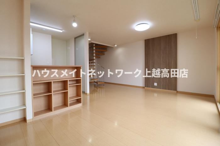ロイヤルガーデン絆　Ａの居間・リビング|LDK20.0帖（参考102号室反転室内写真）