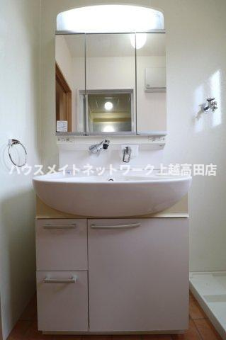ロイヤルガーデン絆　Ａの独立洗面台|洗髪洗面化粧台（参考102号室反転室内写真）