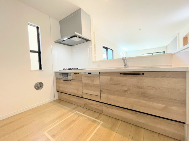 戸塚区矢部町　新築戸建て　第6のキッチン|［モデルハウス］◆キッチンからダイニングやリビングが見渡せるキッチン。料理をしながら家族とコミュニケーションをとれるだけでなく、大きな開放感も得られることができます。