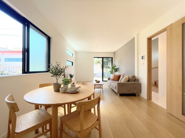 戸塚区矢部町　新築戸建て　第6の居間・リビング|［モデルハウス］◆一家だんらんのスペースとなるＬＤＫ。窓から明るい光が差し込み、思わず家族の会話も弾む快適な空間。