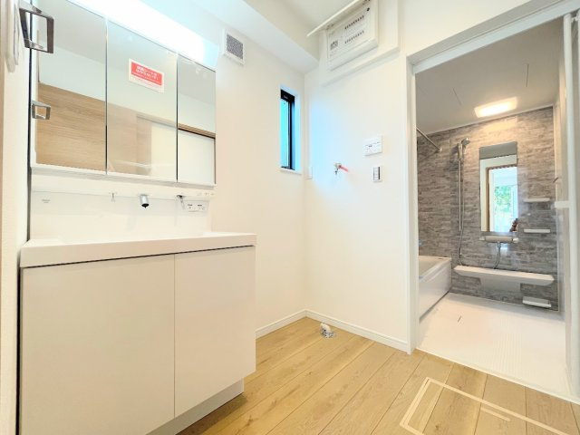 戸塚区矢部町　新築戸建て　第6の独立洗面台|［モデルハウス］◆毎日使う場所だから、機能的で使いやすさに配慮したパウダールーム。すっきりと使えるように収納も豊富にご用意しています。